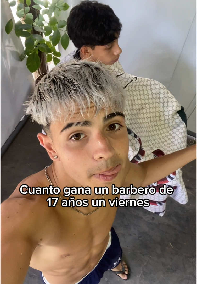 Cuanto gana un barbero trabajando en la casa . . #barberia  #barberiaencasa #barbero #barberlife #barberoslatinos #barberoslatinos 