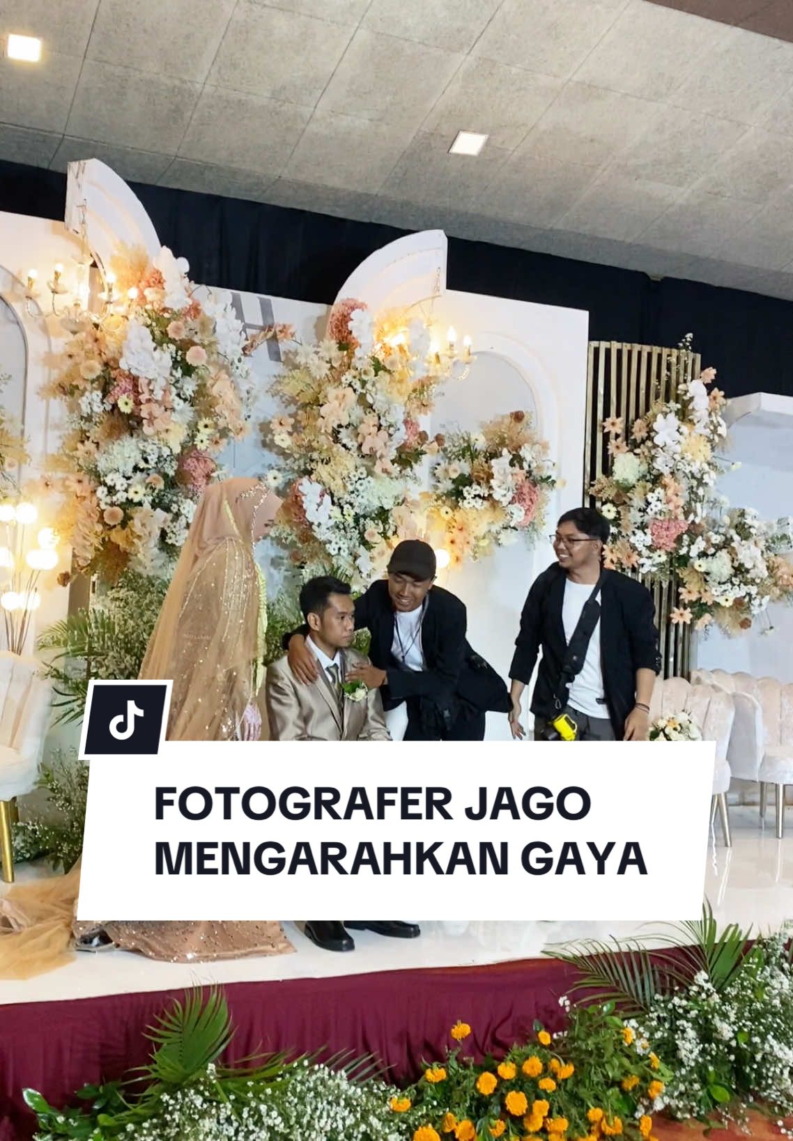 Selain jago motret, fotografer harus jago apa lagi nih temen temen??? Upload jam 1 pagi 😄 #fotografertiktok #fotograferwedding #fotografersolo 