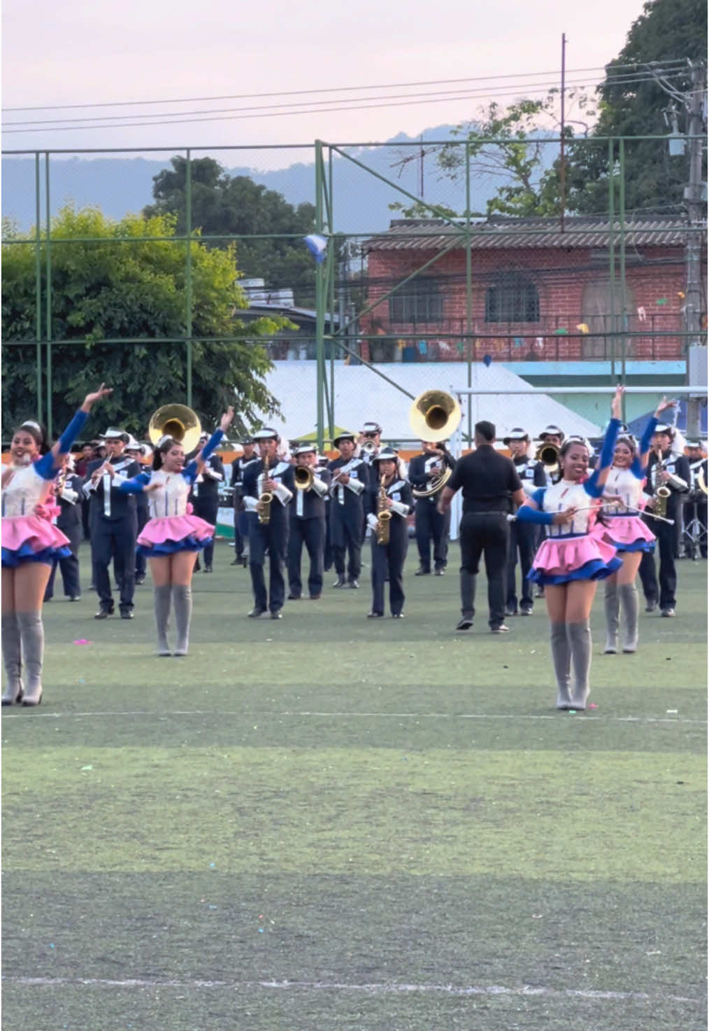 Impecable Ingreso 🤩💃🎶 @DELTA MUSIC BAND en Festival La Libertad Oeste 🔥 #belleza #fyp #viral #elsalvador🇸🇻 #elpulgarcito🇸🇻 #bandas #tik_tok 