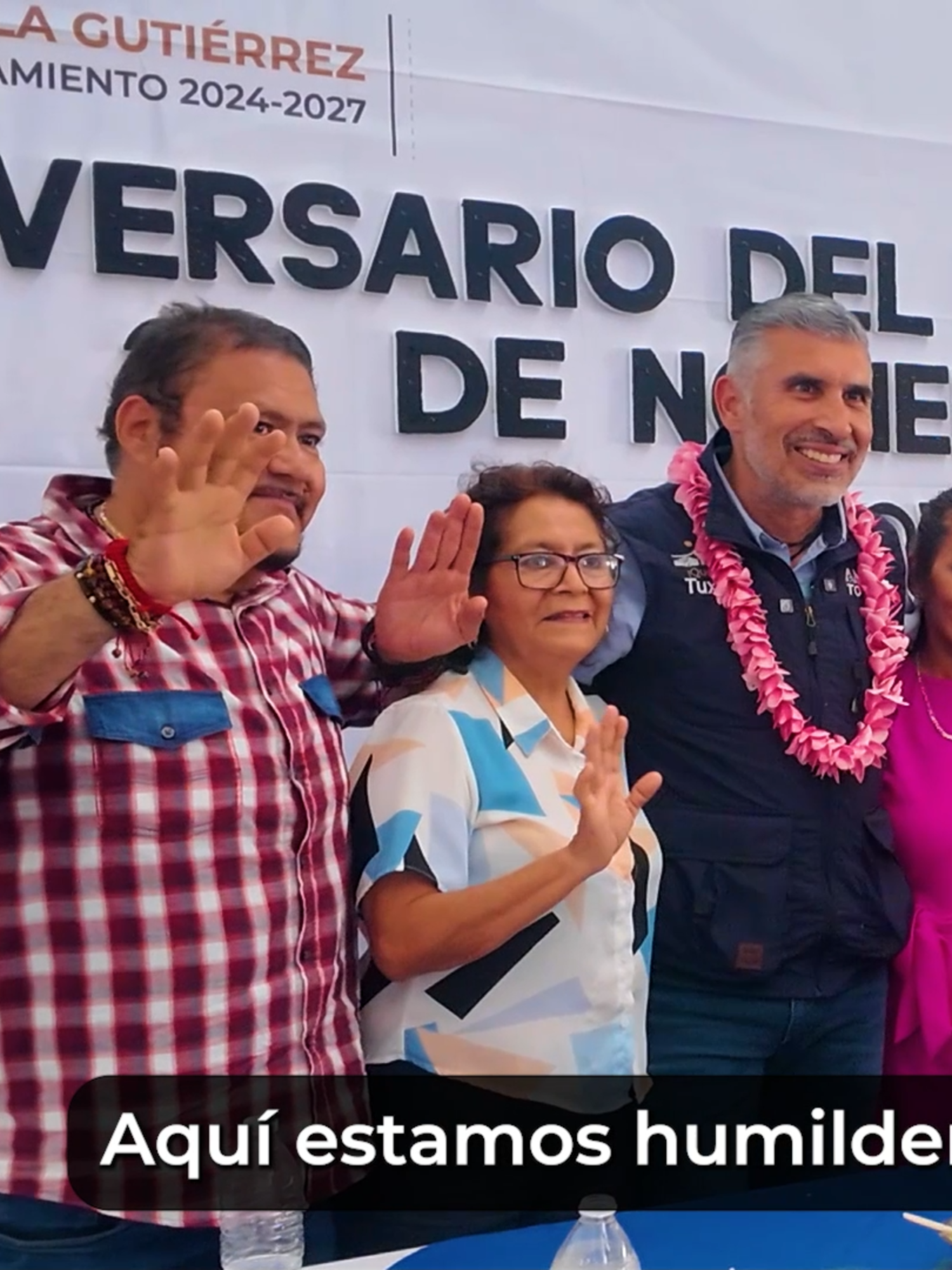 Locatarios del mercado 20 de noviembre acompañados del Presidente Municipal, Ángel Torres, conmemoraron el 72º aniversario de su fundación. Esta Secretaría y la Dirección de Mercados destacan la importancia de este espacio como un símbolo de tradición, esfuerzo y dedicación, que ha sido testigo de generaciones de historia y trabajo. #tuxtlagutierrezchiapas #quevivatuxtla