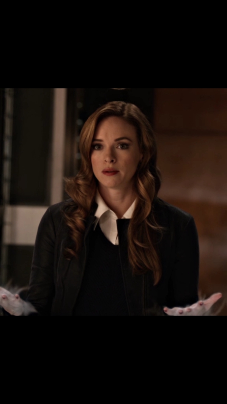 A MELHOR! - Black Friday do Youcine chegando dia 29! Aproveite os descontos e maratone filmes e séries sem parar! - Link pra baixar o aplicativo está na bio💛 - tags: #killerfrost #caitlinsnow #theflash #killerfrostedit #nevasca 