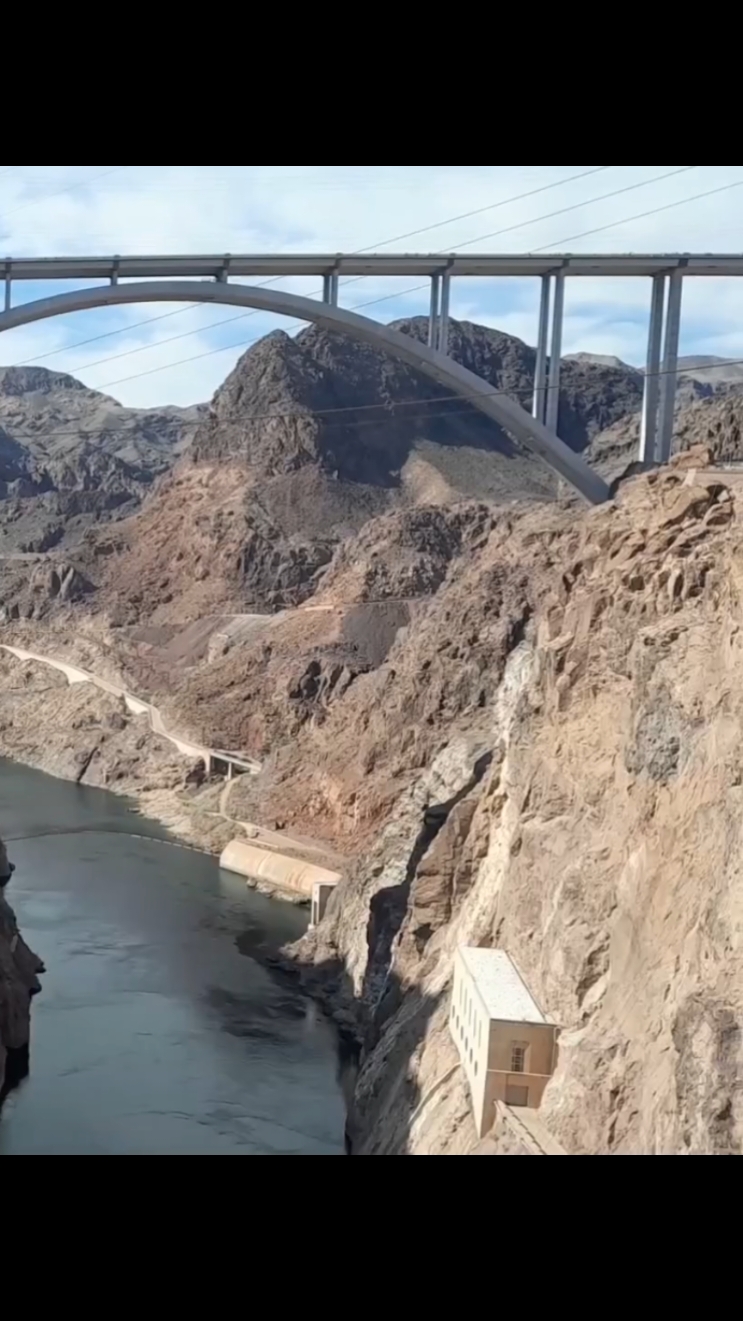 Amit érdemes tudni a Hoover-gátról. 🇺🇲 #usa🇺🇸 #hoover #hooverdam #dam #meadlake #lake #nevada #arizona #amerika #hoovergàt #mikeocallaghan 