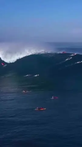 Aclassic Raw Story with 🏄‍♂️ @benny_haddad1 and 🎥 @ready2fly_imagens_aereas  This was an outer reef on the North Shore of Oahu, Hawaii the morning of the Eddie. I was riding a 10’7 Kirk Bierke gun. @kirkbierke.surfboards I’d describe the break itself as a deep-water version of cloud break. The reef doesn’t change in depth significantly throughout the line-up which means the bigger waves break a lot further out than the insiders making it very easy to get caught inside if you aren’t cautious. I hadn’t been in the line-up for long, maybe 15 minutes before I had to swim through the one from the drone footage. I was in awe paddling towards it. I’d never seen a wave so big and so perfect that close to landing on my head! I swam through it fine and managed to stay relatively relaxed all things considered. The other wave was the first one I caught out there, I was sitting on the inside and it came right to me. I put my head down and paddled as hard as I could. As the wave stood up and picked me up with it there was a strong wind coming up the face purely created by the wave travelling forward at such a high speed. I haven’t had a lot of experience with trying to paddle into deep, open ocean waves. They travel much faster than the Aussie slabs from home! There was this moment where I felt like I wasn’t going to make it into the wave, but I ended up catching it. I grabbed rail and stayed low and tried to gun it to the bottom which felt like forever! The wave didn’t feel that big or scary while I was on it, everything just felt a lot more drawn out and slower. It felt like it took years to get to the bottom, then years to drive across and years to pull out the back. I was stoked to get one under my belt but I didn’t have very long to celebrate as the one behind it was a bomb and I got smoked hahha! That day was probably the most memorable day of my life so far. To be in Hawaii for an Eddie and be able to surf the swell with good mates Tyler Bartlett and Ollie Dousset and meet a bunch of amazing people not only from Hawaii but all over the world, that’ll stay close to my heart forever! Aclassic  #surf #surflife #wipeout #surfphotography #wow #story #surfstyle 