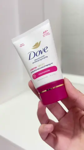 Quer uma dica certeira para cuidar das axilas de forma eficaz? Eu testei o novo Desodorante Dove Creme Sérum Niacinamida e posso garantir que ele oferece uma proteção confiável contra o suor. Além disso, sua fórmula com niacinamida não apenas previne o escurecimento das axilas, mas também ajuda a clarear a região. O desodorante tem um aroma agradável, uma textura leve que seca rapidamente e não deixa manchas nas roupas. Se você busca conforto, proteção e cuidado com a pele, ele é uma escolha perfeita para o dia a dia! 💖💖 @Dove Brasil  #dove #vaidedove #dovedesorante #doveserum #novoaplicador #dovecremeserum 