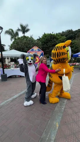 Tu peso en descuento?!?😱 fuimos al #parquekennedy para sorprender a las personas y darles su peso en descuento para cualquier tratamiento estetico 🥳 #sorayavidalon #tratamientoestetico #medicinaestetica #belleza #lima #humor #fypp #descuentos 