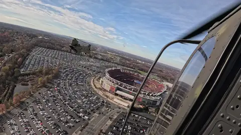 #CommandersVSCowboys#washingtondc#NFL#Blackhawk#chinookhelicopter#Flyover#usarmy#medevac #helicopter#aviation#foryoupage #explore
