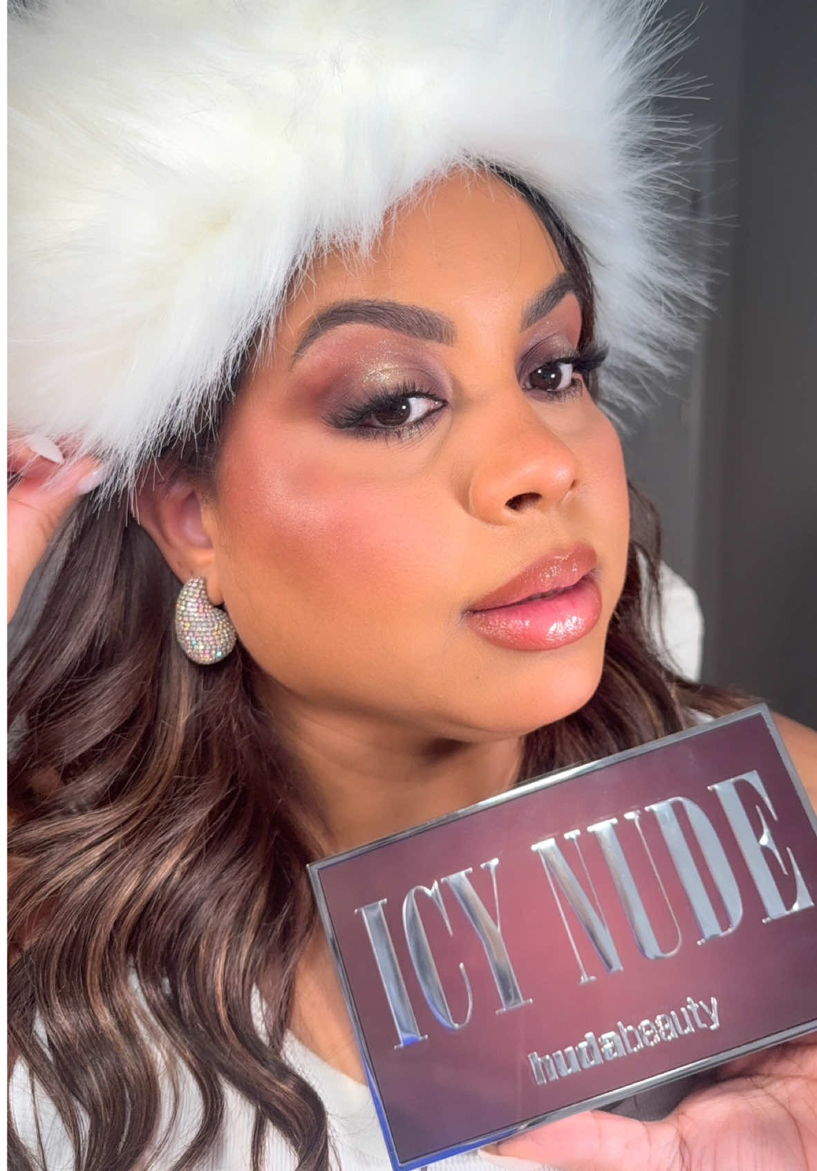 ¿Que opinas? Me gustó el resultado usando la nueva colección de @Huda Beauty ICY NUDE ❄️ #hudabeauty #icynude #wintermakeup #maquillajedeojos #haloeyemakeup #glammakeup #maquillajeinvierno #beautycontentcreator #eyeshadowlooks #makeuptutorial #latinamakeupartist 