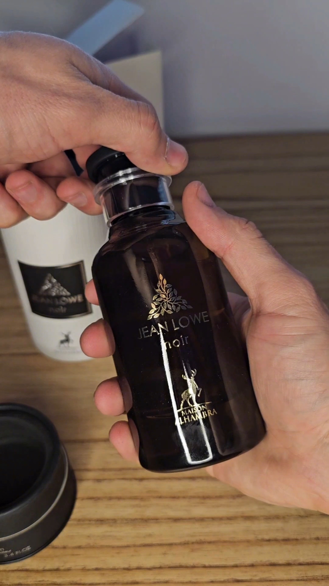 Unboxing Noir Maison Alhambra🤩  Esta fragancia replica al Ombre Nomade de Louis Vuitton Una fragancia retadora que todos deberían poder probar🙌🏻 #unboxingvideo #asmr #asmrsound #fragancias #perfum 