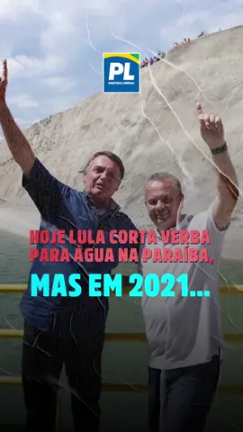“Às vezes, nós não damos o devido valor à água, pois a temos em abundância”, disse Jair Bolsonaro ao lançar, em parceria com o BNDES e a Fundação Banco do Brasil, o Programa Água nas Escolas, que levou água potável a escolas do Nordeste, em agosto de 2021. Nosso capitão e o ministro do Desenvolvimento Regional à época, Rogério Marinho, foram responsáveis pela construção de 2 mil caixas d’água em áreas rurais e escolas vizinhas, com o investimento de 60 milhões de reais, que beneficiaram mais de 100 mil estudantes em 350 cidades do Nordeste. Bons tempos 🥹💙 eram esses em que o governo dava a devida importância para o desenvolvimento da população e cuidava dos nossos estudantes. Fonte: https://www.gov.br/pt-br/noticias/assistencia-social/2021/08/programa-que-levara-agua-a-escolas-no-nordeste-e-lancado #tbt #aguanordeste #governobolsonaro #voltabolsonaro