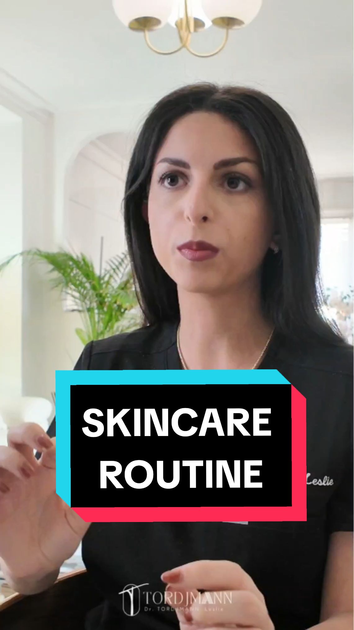 Skincare au quotidien Pour une routine skincare de base, il est important d’avoir des basiques solides avec un bon nettoyant visage adapté au type de peau, un sérum hydratant et quelques fois dans la semaine un sérum actif pour les rides, les tâches par exemple avec retinol, acide, vitamine C etc.. puis une crème hydratante avec des peptides ou des céramides. Il faudra toujours y associer une crème solaire tous les matins. #skincare #skincareroutine #bellepeau #soinvisage #hydratationdelapeau #hydratationvisage #serumretinol #tacheacné 