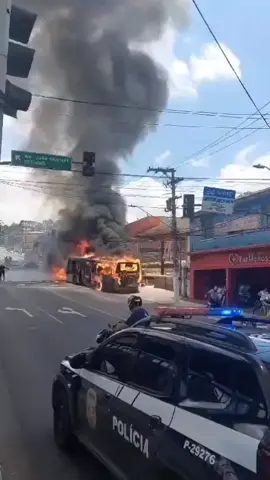 ÔNIBUS PEGA FOGO E PERDE CONTROLE NA ZONA SUL DE SÃO PAULO  Um ônibus do transporte público pegou fogo no início da tarde desta segunda-feira (25) e assustou passageiros e moradores da região de Cidade Dutra, na zona sul de São Paulo. Imagens que circulam em redes sociais mostram o coletivo tomado pelas chamas, em marcha à ré na avenida Senador Teotônio Vilela, perto da avenida Presidente João Goulart. O ônibus para depois de bater em um imóvel e um poste de energia. Os bombeiros foram acionados por volta das 12h15 e atua no local com quatro viaturas. O fogo não foi extinto, mas já foi controlado, segundo a corporação A Polícia Militar afirmou que ainda não há informações sobre a causa das chamas. Ainda segundo a PM, não há vítimas e não havia passageiros no coletivo quando o fogo se alastrou.