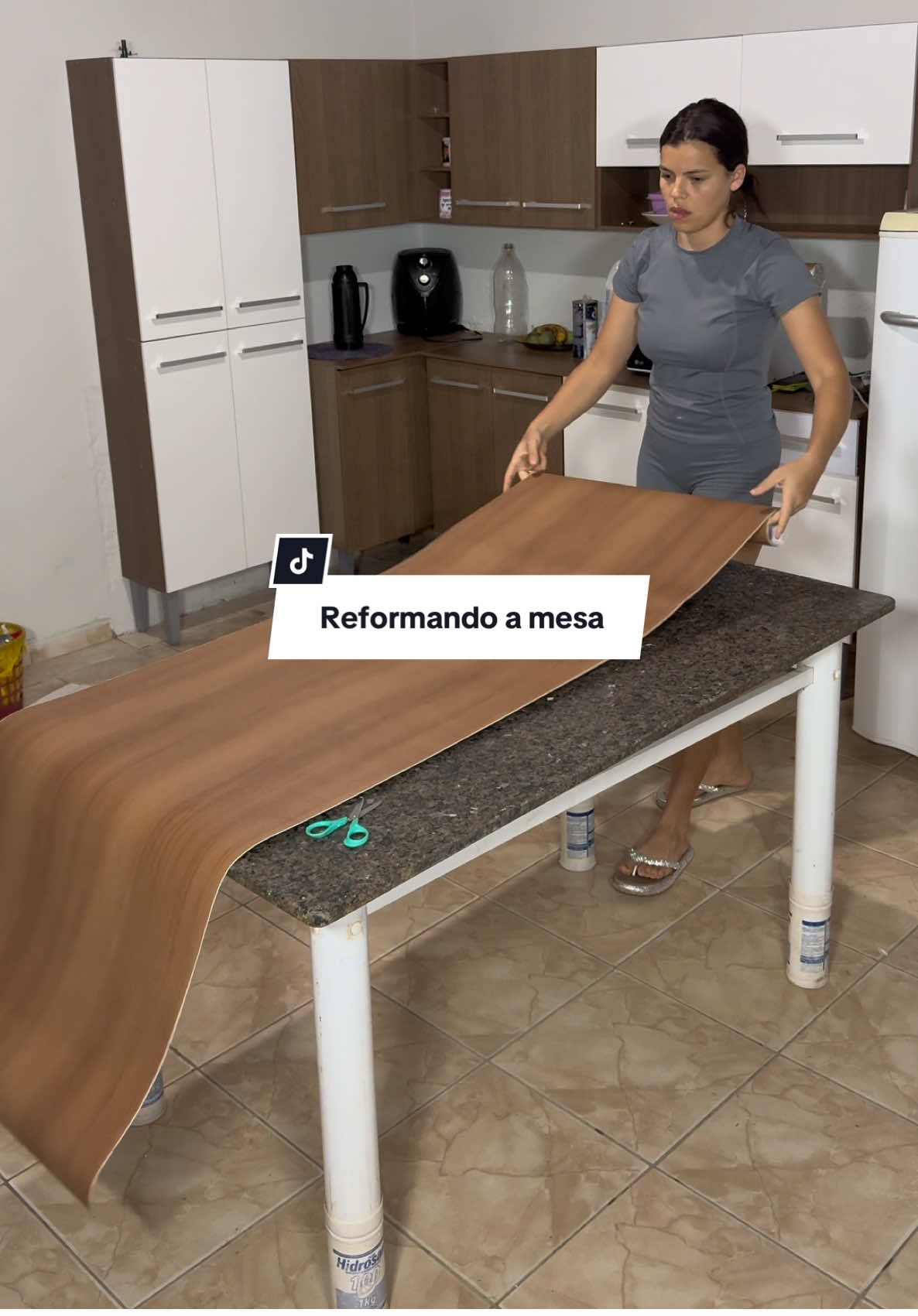 Reformando a mesa da minha irmã #reforma #transformação #irmã #facavocemesmo #reformabarata #dicas #reformando #reformadecasa 