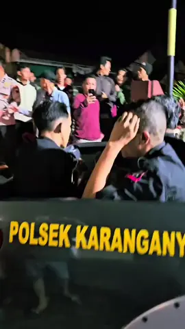 jadi cara mainnya gini main pukul aja,nanti di kasusin nangis,minta maaf jadi kubu 02 itu isinya preman ya?  #purbalingga #purbalinggaperwira #politikuang