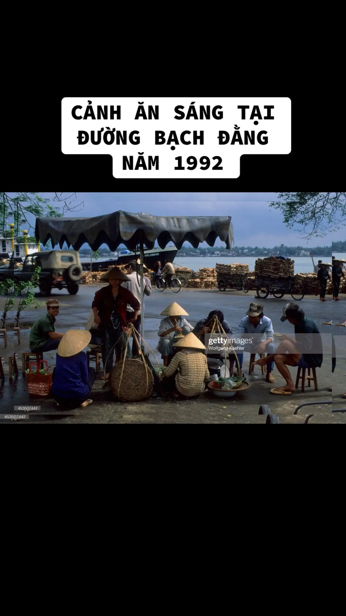 Người dân ăn sáng tại một gánh hàng ăn bên bờ sông Hàn, đối diện cảng Đà Nẵng, TP Đà Năng năm 1992. Ảnh: Wolfgang Kaehler/ Getty Images. #xuhuong #danang #danangxua #danangconer #cuongmin 