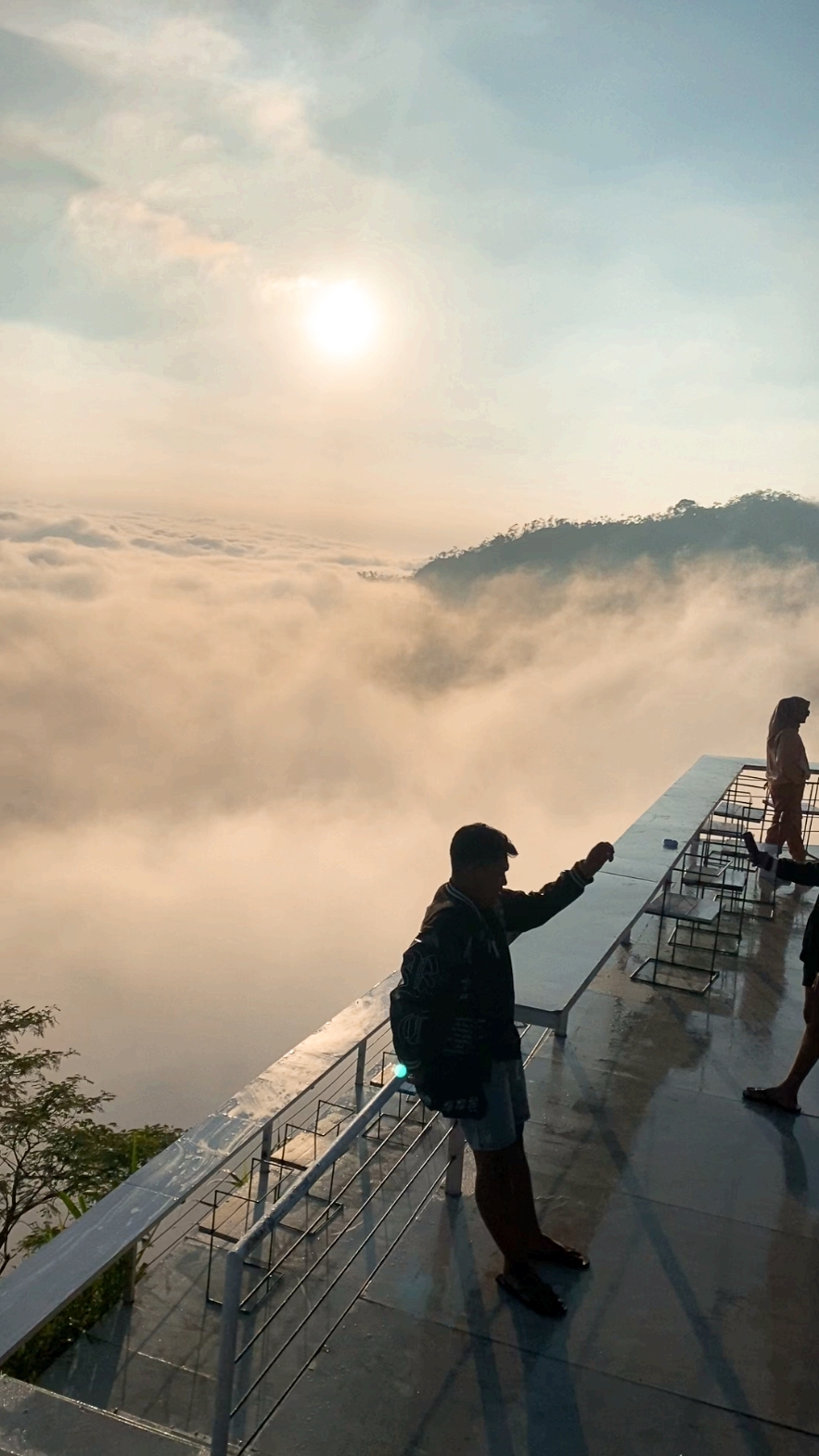 surga dunia☁️🥰 #tumpengmenoreh #tumpengayu #wisatajogja #wisatakulonprogo #wisatamagelang #wisata24jam #lautanawan #morning #nature 