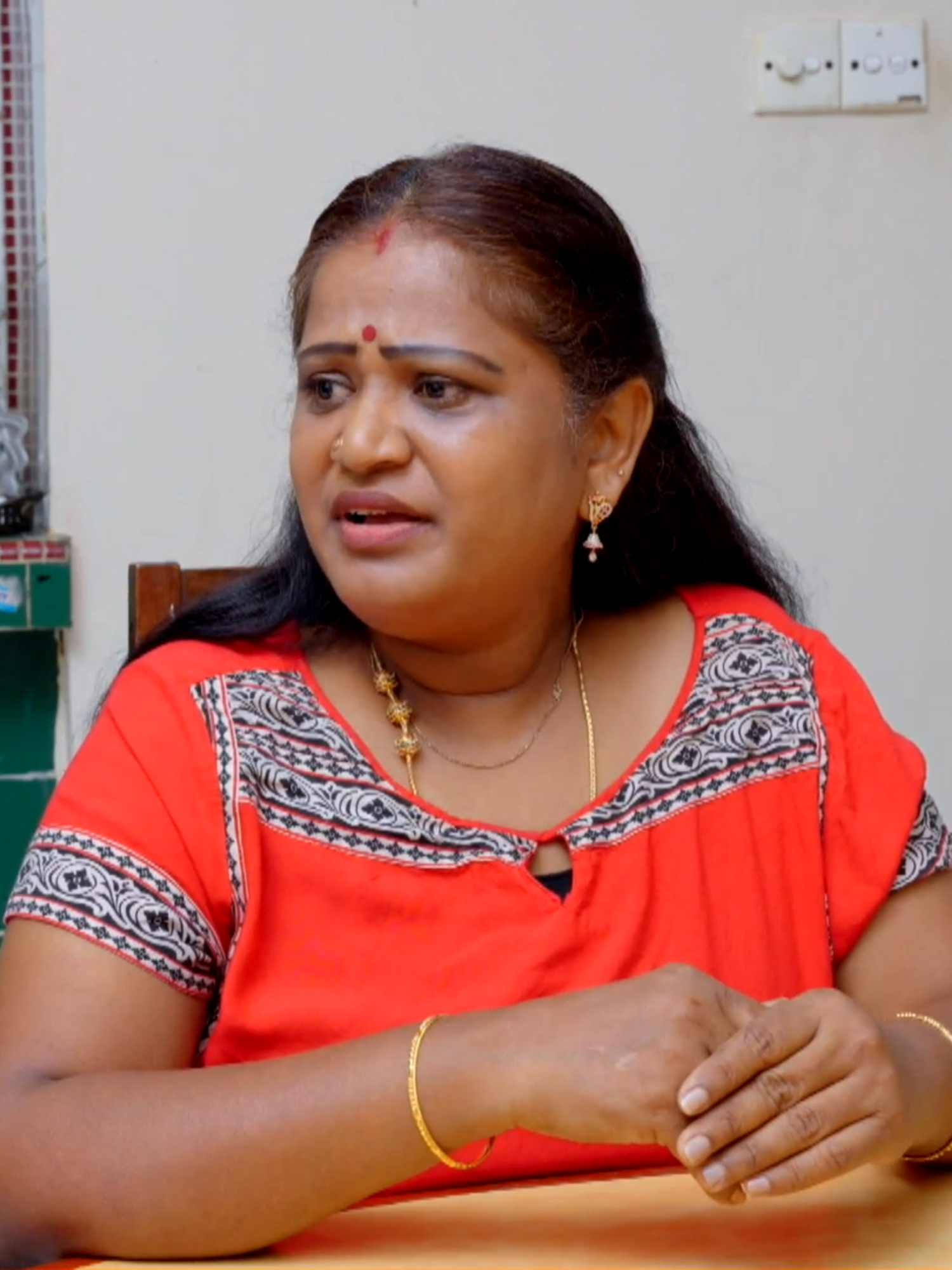 Sarasu uses Brindha’s vulnerable moments, pretending to help find a cure for her ailing husband. Will her true intentions be revealed? Catch the drama on Pasanga S2, every Monday to Thursday at 9 PM on Vinmeen. Also available on Astro GO and On Demand! #Pasanga2 #astroulagam