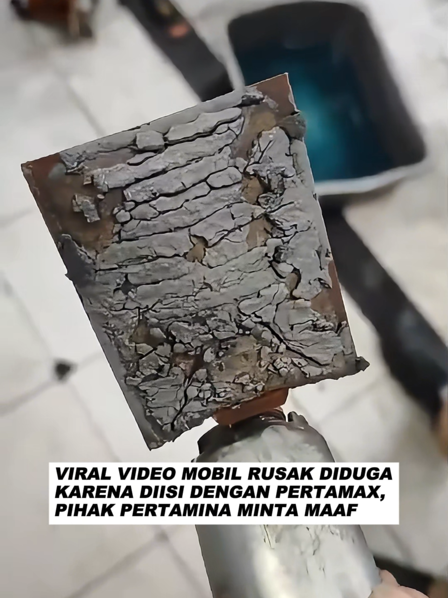 Viralnya video kerusakan mesin sejumlah mobil yang diduga akibat BBM jenis Pertamax memicu perhatian luas. Menanggapi hal ini, Pertamina meminta maaf dan berkomitmen untuk menyelidiki secara mendalam serta memberikan solusi secepatnya. - 