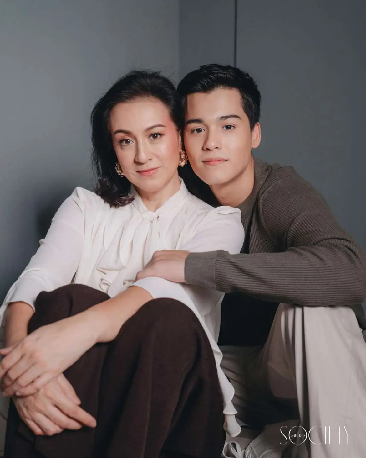 Once just a boy who would clap from the couch while his mom, #MikeeCojuangco, dazzled on screen, #RobbieJaworski is now stepping out of the audience and into the spotlight as a newly launched Star Magic artist. (📸: metrodotstyle)