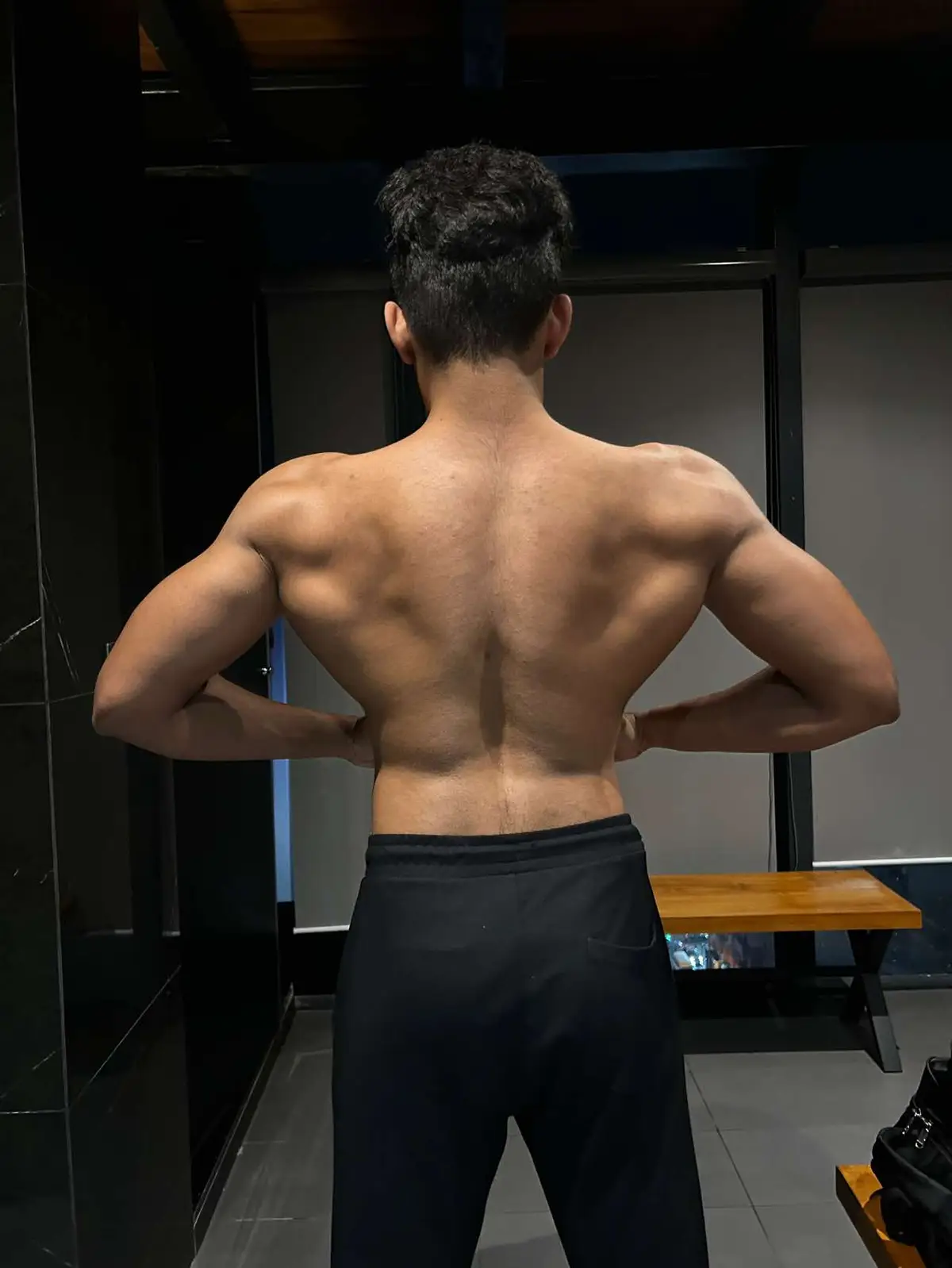 Back day🖤 #frypgシ #frypgシviral😍tiktok #srilankan_tik_tok🇱🇰 #100kviews #onemillion #viraltiktok #viralvideo #trendingvideo #haircut #posing #modeling 