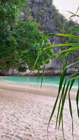 Morning on Thailand’s most beautiful island, where nature embraces colorful clouds and water from another world 🏝️ 📍Koh Hong - Krabi , Thailand 🇹🇭 . . #thailand #beach #thailandtravel #nature #vacation #islandlife #travel 