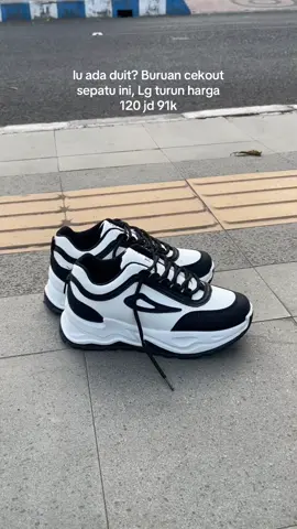 lu ada duit? Buruan cekout sepatu ini, Lg turun harga 120 jd 91k#fyp #sneakers 