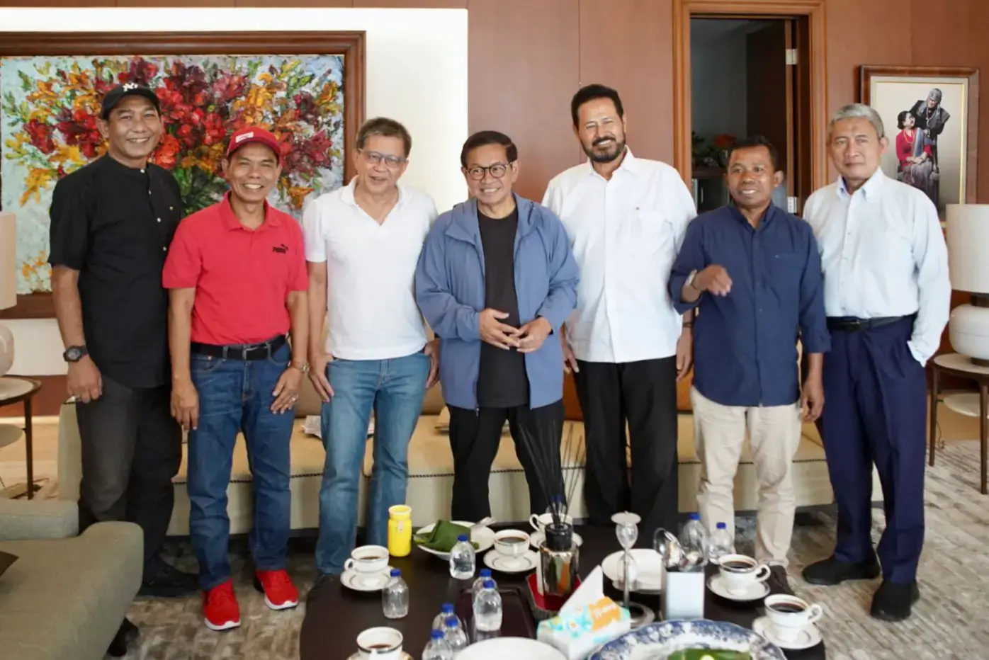 Calon Gubernur Daerah Khusus Jakarta, Pramono Anung, mengadakan pertemuan dengan Rocky Gerung, Refly Harun, Awalil Resky, dan sejumlah tokoh lainnya di kediamannya di Cipete Selatan, Jakarta Selatan, Senin (25/11). Pertemuan ini menjadi ajang silaturahmi dan diskusi santai serta pemberian dukungan moral para tokoh kepada Pramono dalam Pilkada Jakarta. #jakartamenyala