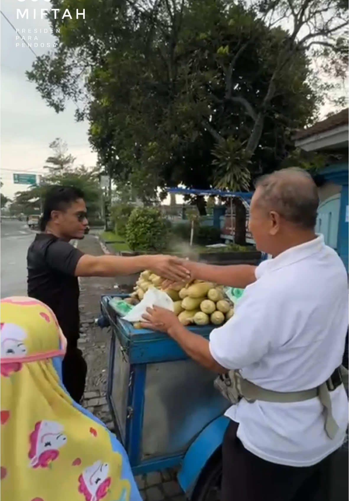 Semua orang suka ngemil…. Usahakan kalau ngemil cemilan yang sehat, seperti jagung rebus, pisang rebus dan kacang rebus. Selain sehat tentunya juga melestarikan dan membantu UMKM dan pedagang keliling….. tahu nggak ngemil apa yang paling enak ? Ngemilikin kamu….. eaaaaaaa #umkm  #pedagangkeliling  #gusmiftah 