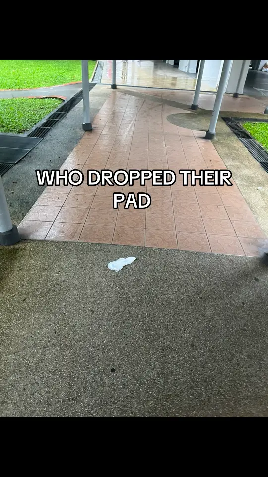 How does one’s pad simply fall out like that? I’d only expect to see something like this at Yishun #sgtiktok #singapore #tiktoksg🇸🇬 #singaporetiktok #fyp #featureme #wtf #litteringisbad #foryou 