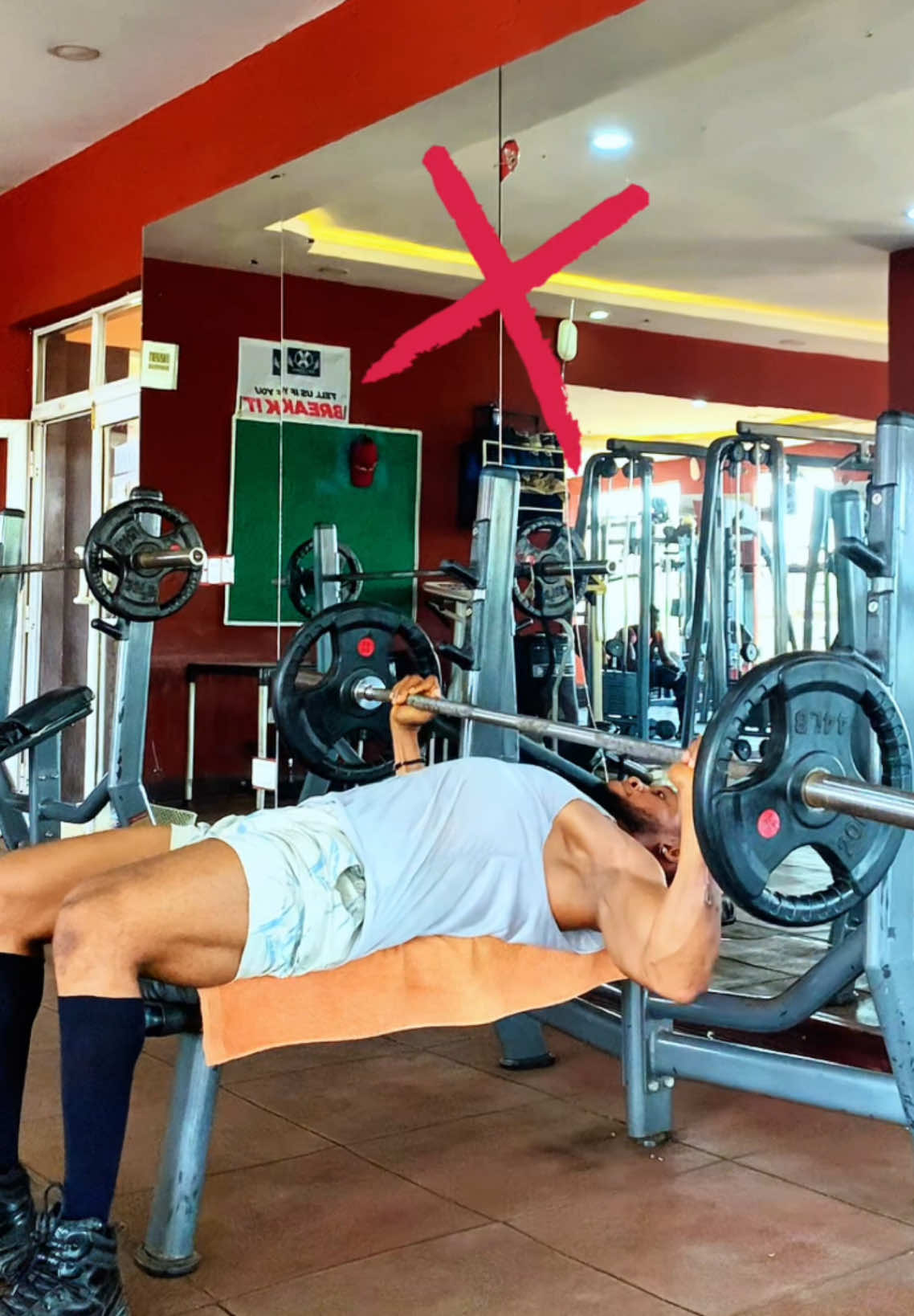 How to do the Barbell Flat Bench Press Correctly ✅ Let’s get it Right not Left 👍 #chestworkout #tiktokviral #tik_tok #workoutmotivation #pecs #chestpress #workoutmotivation #bodybuildingmotivation #explorepage #fyp #gymlifestyle 