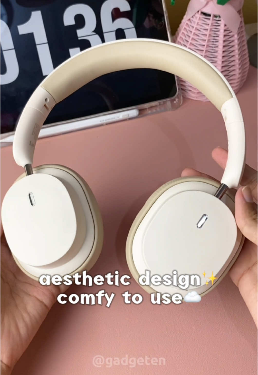 suka bgt kalo liat orang dijalan, dikereta, atau dimanapun pake headphone ini, karena bikin penampilan tambah oke, desainnya aesthetic ga norak sama sekali🤩🎧🫶🏻 #headphonebaseus #baseusd05 #baseusbowied05 