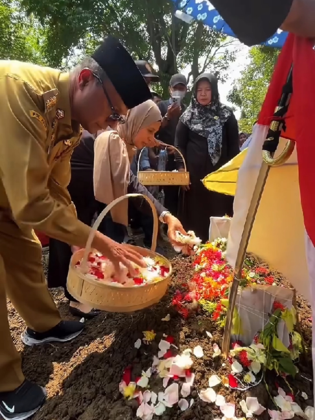 Ya Allah, dengan hati yang pilu kami serahkan Albi Ruffi Ozara ke pangkuan-Mu. Ampuni segala dosanya, terima amal ibadahnya, dan jadikan ia penghuni surga-Mu yang penuh kedamaian. Lapangkan kuburnya, jauhkan dari siksa, dan berikan ketabahan kepada keluarga yang ditinggalkan.   Sumber Video Prokompim Pemkab Subang