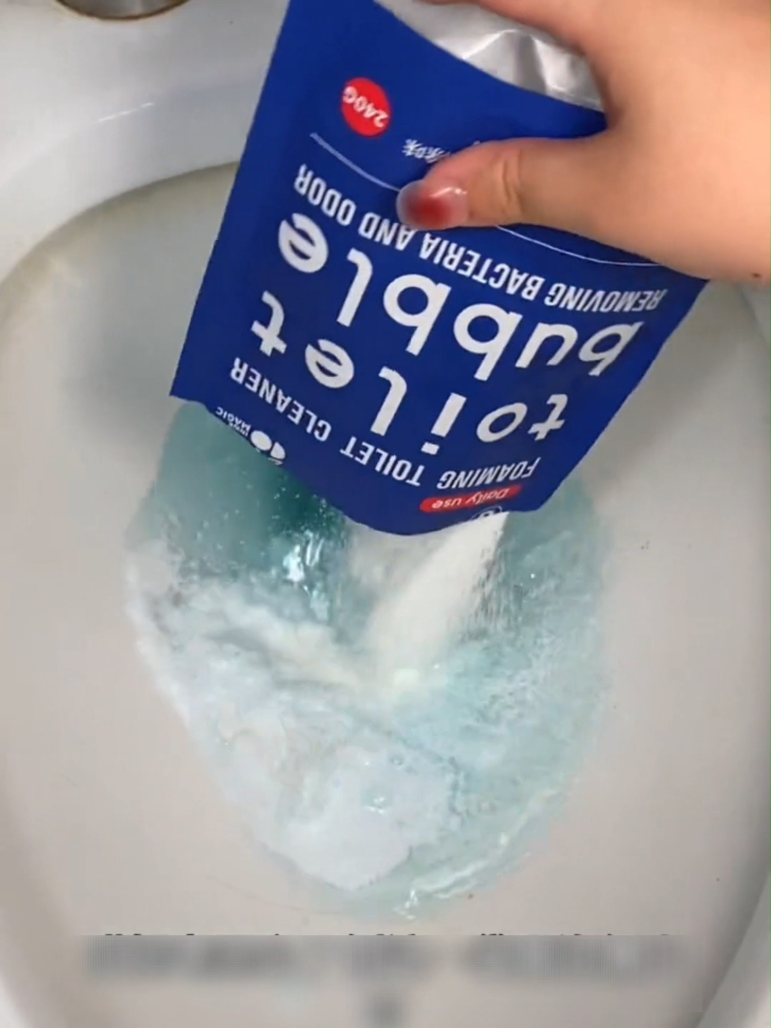 No more struggling to clean the toilet! You must try it！！！#马桶泡泡 #卫生间好物 #清洁神器 #toiletcleaner #tiktoksg #fyp #好物推荐🔥 #实用好物 #sharing #goodthing #TikTokShop #singaporetiktok #居家必备 #生活好物分享 #好物推荐 #Amazon #tiktokshopsingapore #TikTokMadeMeBuyIt #tiktokshopfinds #goodthingshare