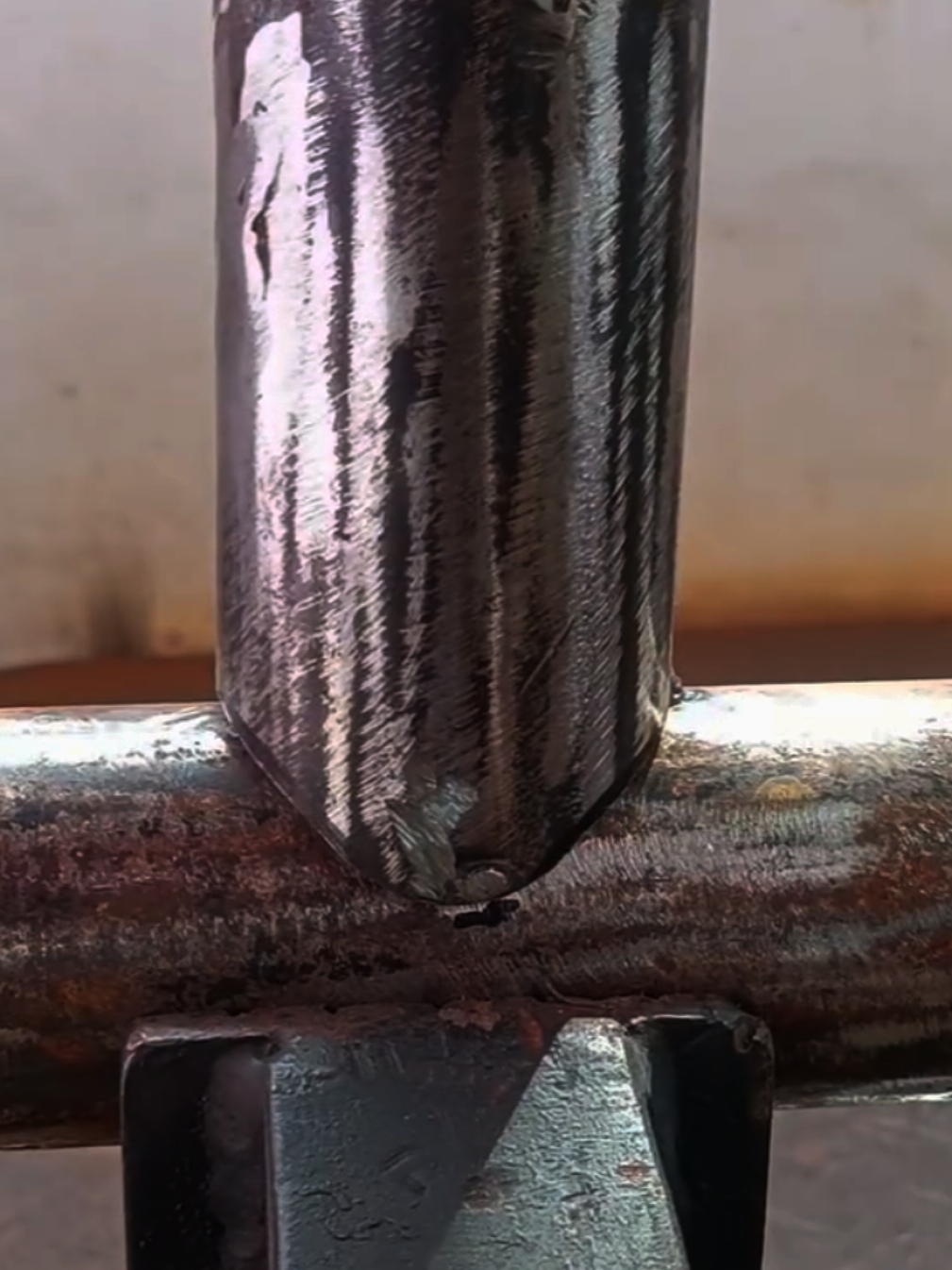 new cutting iron rods trick by a smart welder 👨🏼‍🏭  #welding #weldingart #fabrication #metalwork #technique # #fyp #creative #weldingschool #DIY #howtoweld #weldingtools #ideas #pipes #metalworking #howtoweld #weldinglife #weldingtiktok 