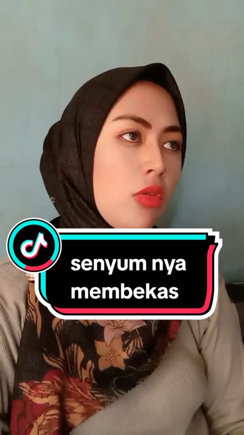 lipstik ku bukan hanya pake tinta, tapi pake d*r* tikus 🤭🤣🤣 #hiburan  #tiktoklucu  #fyp  #emiedqueen 