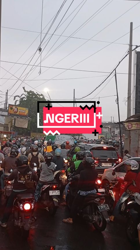 aku gak bayangno petugas penjaga palang pintu kereta api nang tengah2 pas macet'e... rel Tambak mayor.      ,   oleh order kejebak macet kene pisan.  remek wis... untung gak byorrr udan deresss