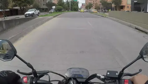 Si una camara captara a estos imprudentes, si sería una camara salva vidas. #movilidad #movilidadbogota #culturaciudadana #bogotá #viasbogotá #solucionesalamovilidad #actoresviales #policiadetransito #movilidadurbana #ribourbano 