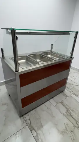 🔥 Menține preparatele la temperatura perfectă cu Bain Marie Ideal Inox! 🔥 Indispensabilă pentru restaurante, cantine și linii de autoservire, unitatea de servire caldă Bain Marie, model 00058429, oferă: ✔️ Sistem de încălzire reglabil (30°C-120°C). ✔️ Capacitate pentru 3 tăvi GN 1/1 sau 6 tăvi GN 1/2. ✔️ Design modern cu panouri personalizabile din PAL și iluminare integrată. ✔️ Poliță din sticlă pentru protecție și organizare. Transformă-ți spațiul cu soluții profesionale personalizate de la Ideal Inox! 📍 Adresă: Str. Balanței, Nr. 44, Petrești, Ilfov 📞 Contact: 0745 017 009 👉 Descoperă mai multe pe site-ul nostru: https://www.idealinox.ro  #idealinox #BAINMARIE #linieautoservire