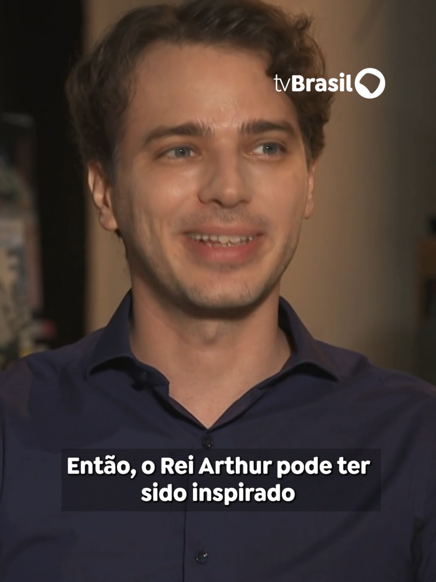 “Rei Arthur é uma lenda, mas detrás de qualquer lenda, pode ter um personagem histórico”. No #TrilhaDeLetras, Emanuele Arioli explica a perspectiva histórica sobre a construção de imagem do lendário Rei Arthur. Confira o programa completo no meu canal do YouTube ou no app TV Brasil Play📱💻