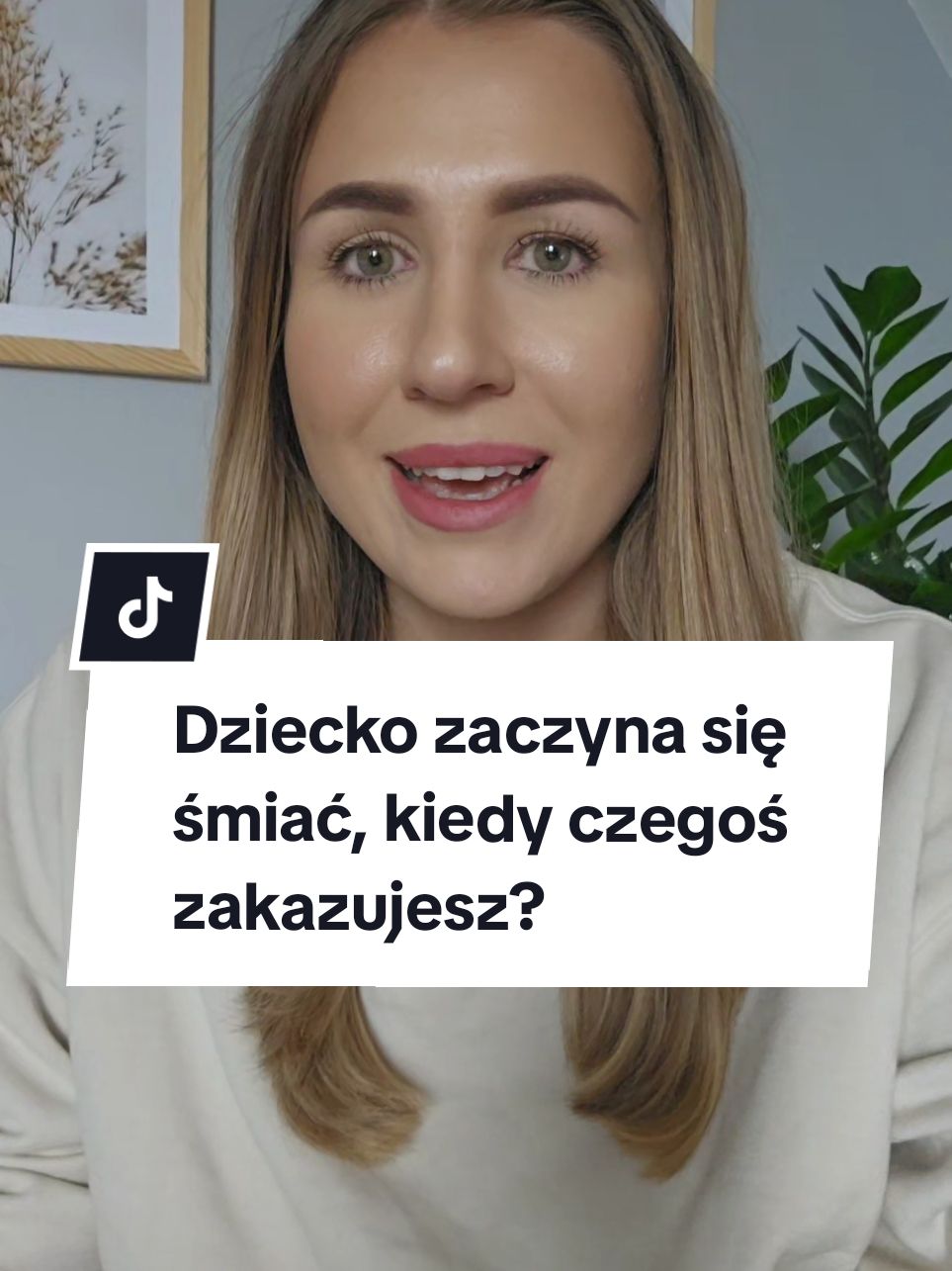 Czy Twoje dziecko reaguje śmiechem, kiedy czegoś zakazujesz lub próbujesz wytłumaczyć?  Choć łatwo wtedy odnieść wrażenie, że dziecko okazuje w ten sposób brak szacunku, nie warto w to wierzyć! Śmiech bywa reakcją obronną na nadmiar napięcia i stresu. Pomaga dziecku poradzić sobie z trudną sytuacją i emocjami, których doświadcza. #dziecko #emocje #stres #wychowanie #rodzice #wskazówkidlarodziców #poradydlarodziców #psychologia #rodzicielstwobliskości 