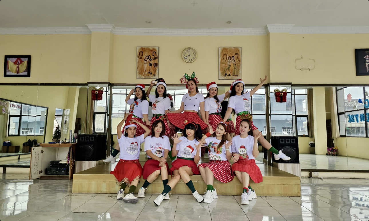 CHRISTMAS DANCE 2024 - Choreo &  Coach by miss Sinta Ria #chritsmas2024 #christmasdance #dance#dancing #christmassong #fypage #viralvideo #viralvideotiktok #tiktoknews #fy#