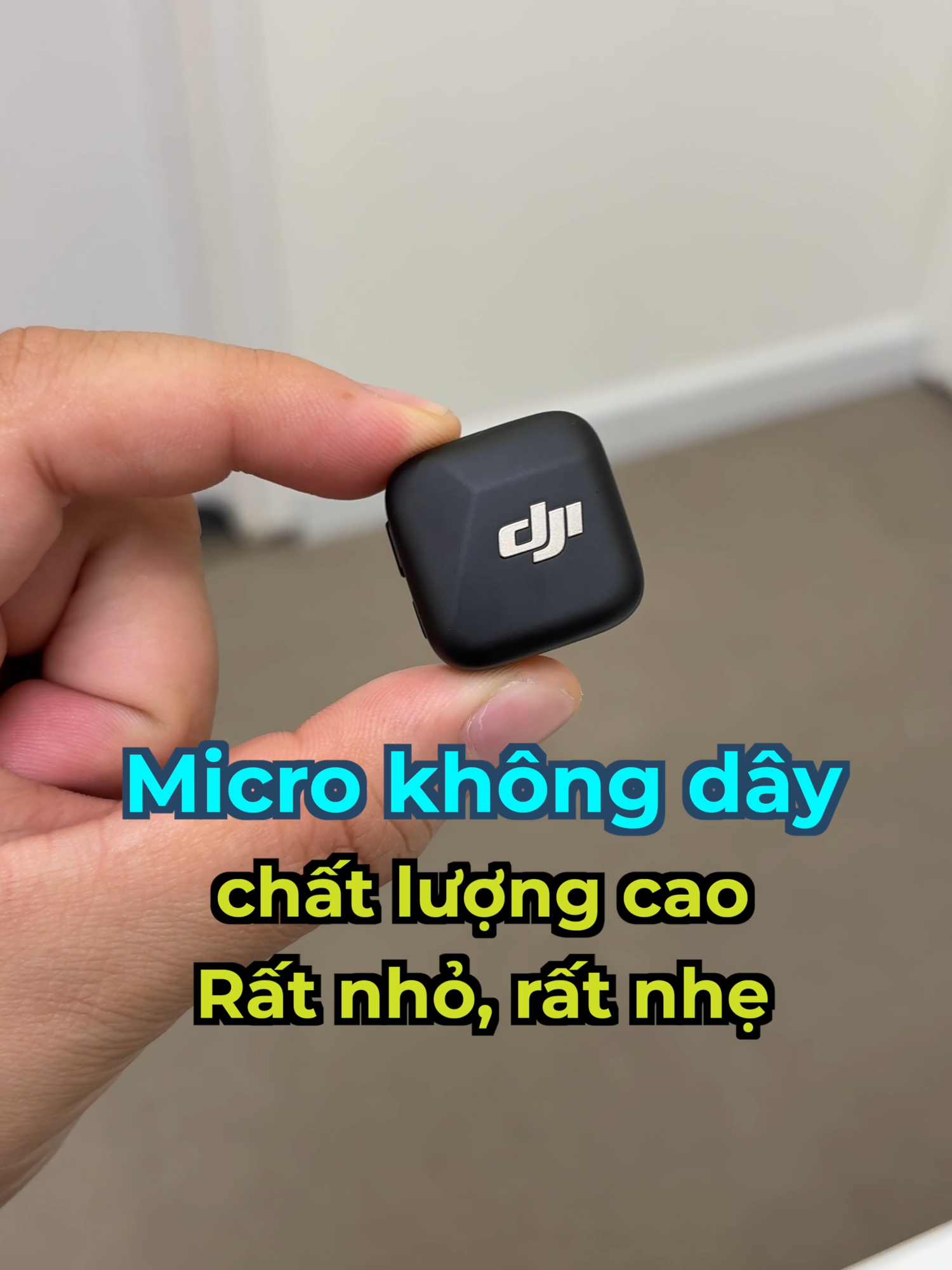 DJI Mic Mini: mic chất lượng cao mà nhỏ xíu, có thể dùng với máy ảnh, kết nối trực tiếp với điện thoại hoặc các máy Osmo Pocket 3, Osmo Action 4, 5 Pro đều được. Con này ngon quá các bạn ơi. Các anh em làm content creator rất nên trang bị một cái mic tốt để âm thanh của video chất lượng hơn. #LearnOnTikTok #ThanhCongNghe