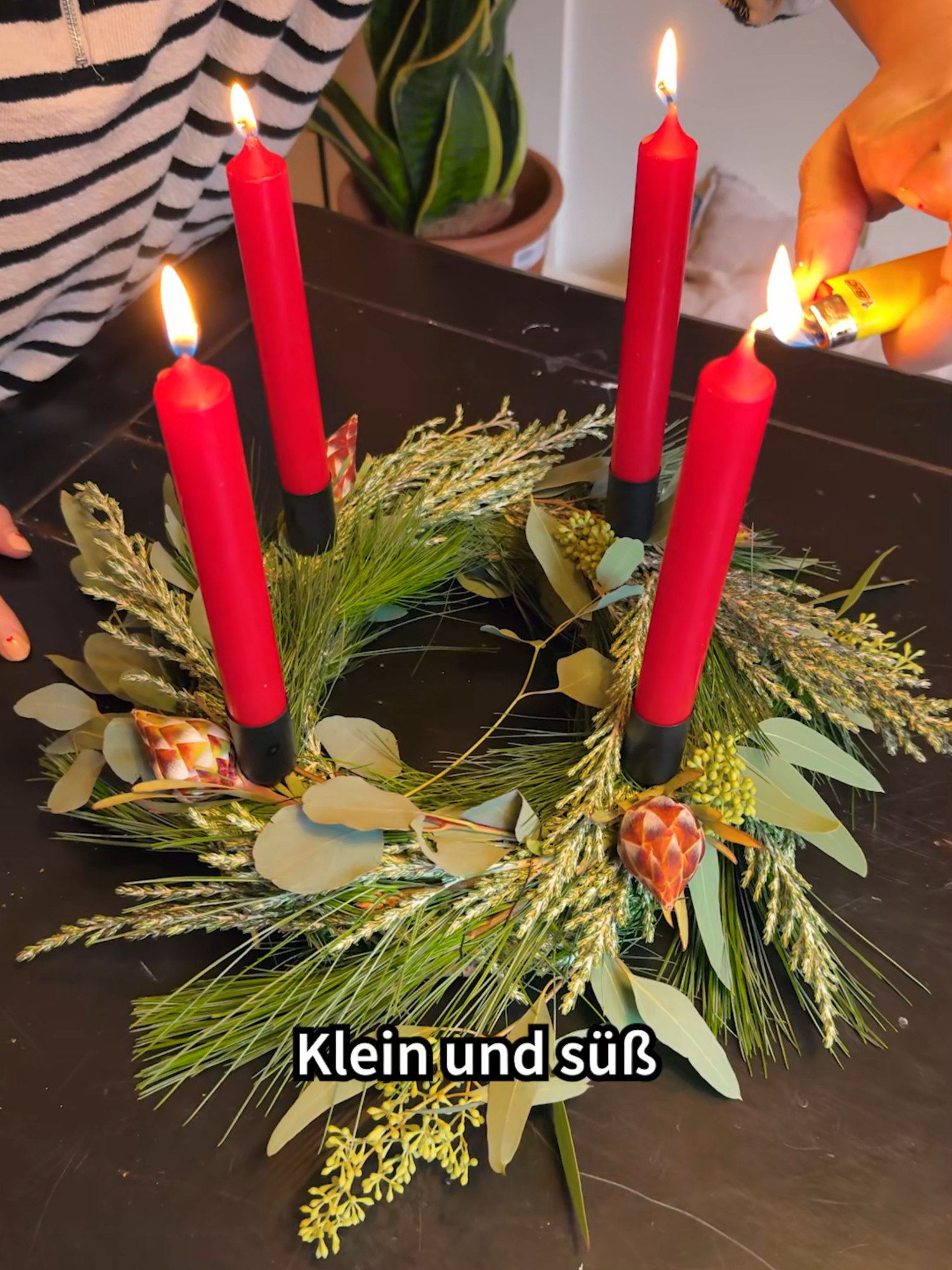 Advent, Advent, ein Lichtlein brennt – aber nur, wenn du den passenden Adventskranz dazu hast. Keine Sorge, Jules hat die perfekten Tricks für euch, damit ihr ihn ganz einfach und schnell zu Hause basteln könnt. 🕯️ Worauf freut ihr euch am meisten in der Weihnachtszeit? 🎄 #adventskranz #weihnachtskranz #DIY #julesfoodboom #wearefood #foodboom