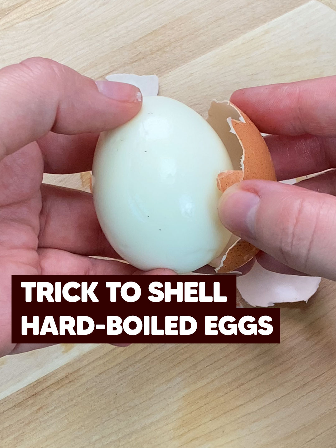 Peeling hard-boiled eggs has never been this quick 🤯 The incredible hack everyone should know 😎👇 Dip fresh eggs in boiling water and cook for about 10 minutes with lemon slices that will weaken the shell. Put them in cold water immediately, because it will be this thermal shock that will make them much easier to peel without sticking to the egg. Voilà: perfectly peeled eggs in a few simple steps 💪 Did you know this trick? How do you like to cook eggs? 👇 #cookistwow #trick #hardboiledeggs #eggs #tips #howto #learnwithcookistwow #foodtok #hacktok