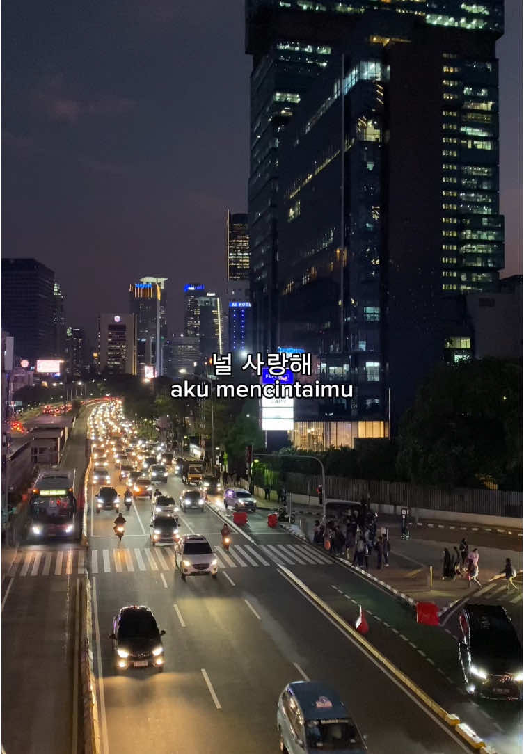 lagi-lagi dibikin galau sama lagu Still There, sambil ngeliat city light jakarta 😭👍🏻 #stillthere #stillthereday6 #day6 #sungjin #youngk #wonpil #dowoon 