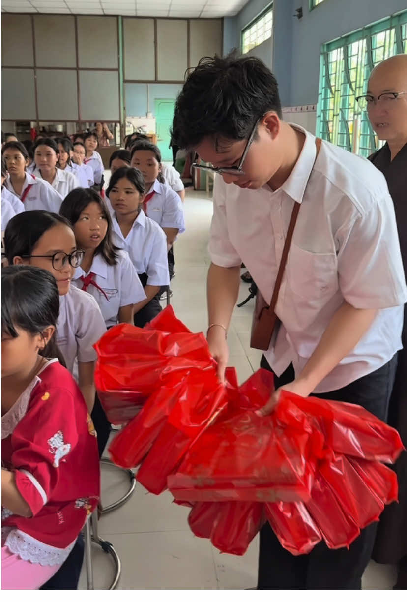 Yêu thương và giúp đỡ những người khó 🙏#mienthanhthoi #phatphapnhiemmau #luatnhanqua #phatphap #tuthien 