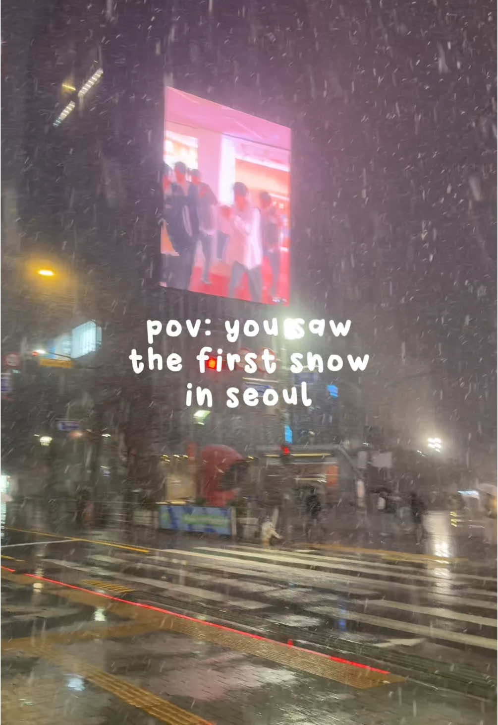 first snow in seoul 😭😭 time to bring back the 첫눈 again.. and with 마지막 축제 in the background 🤣😍  #korea #seoul #한국 #서울 #첫눈 #첫누ᄂstsnow #snow #korean 