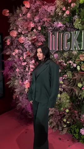 Publicité | Qui dit avant-première de #Wickedlefilm dit on fleek et j’ai eu la chance de me faire coiffer dans les studios Wella avec le soin miracle revitalisant #WellaUltimate Repair, qui agit comme par magie en 90 secondes, pour des cheveux plus brillants que jamais 😍  @Wella Professionals  @Wicked Le Film @GaleriesLafayette #WellaXWicked #Wellaultimaterepair #GRWM