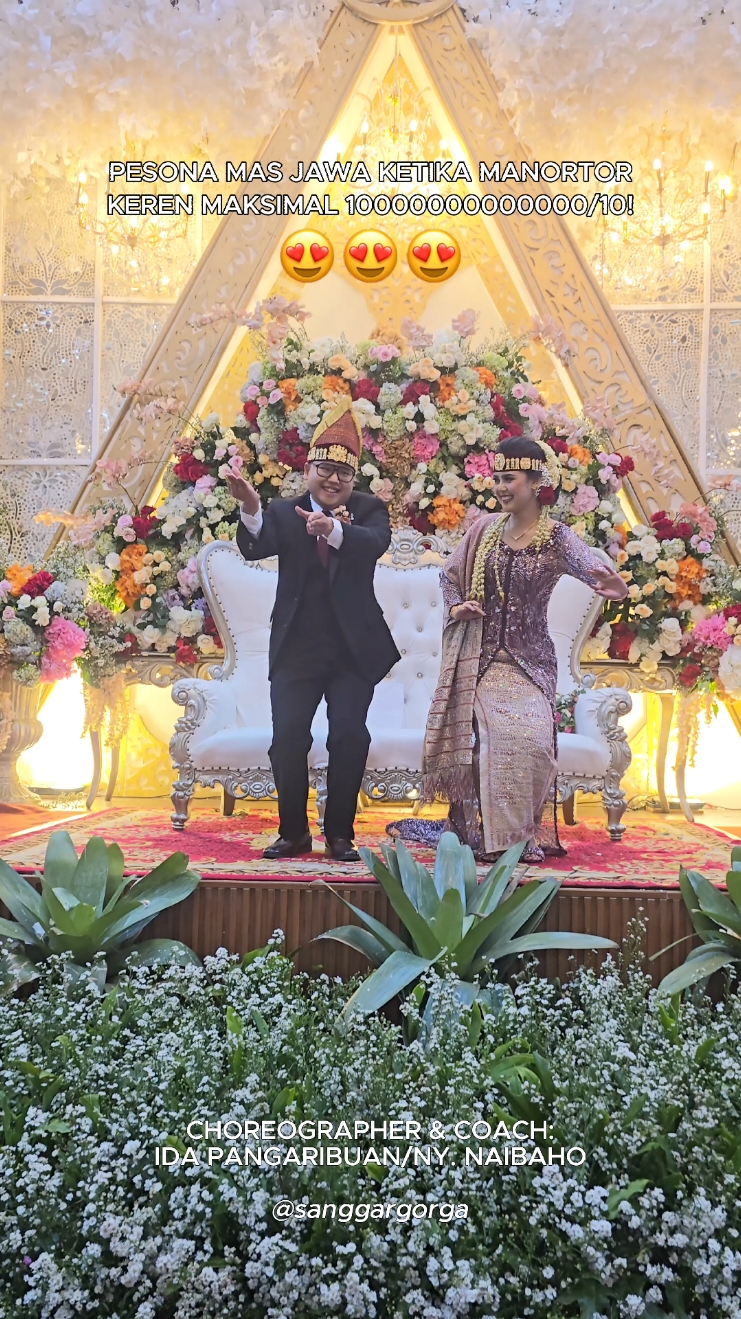 Full Senyum dari awal sampai akhir😍✨️ Ngga dapat Abang Batak? Mas Jawa kita ajak Manortor 🤭✨️😍 Mau dilatih manortor seperti ini untuk Pernikahan kamu? Kontak langsung dengan klik link di bio kita yaa💃✨️ #dancing  #wedding  #pernikahanbatak  #batak #batakpride  #fyp  #jawapride  #bataktoba 