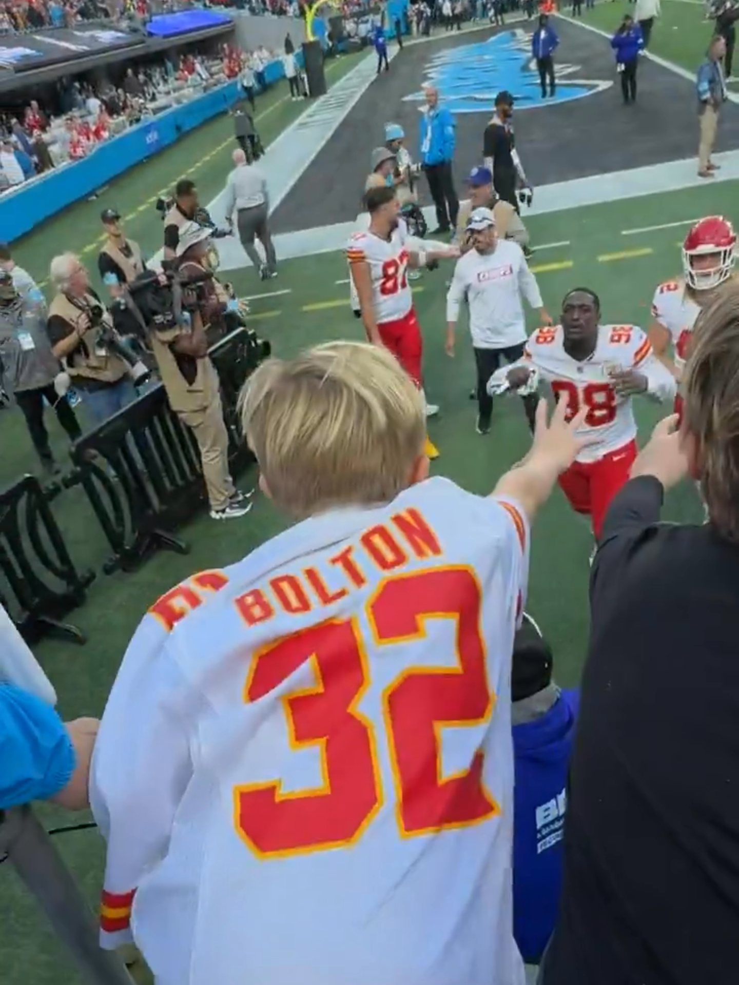 ¡El héroe de los Kansas City Chiefs! 🏈❤️ Tershawn Wharton tuvo un acto heroico al salvar a un niño que cayó desde las gradas del estadio de los Panthers 🤝 🎥 T__Russ (X) #KansasCity #Chiefs #NFL #KansasCityChiefs