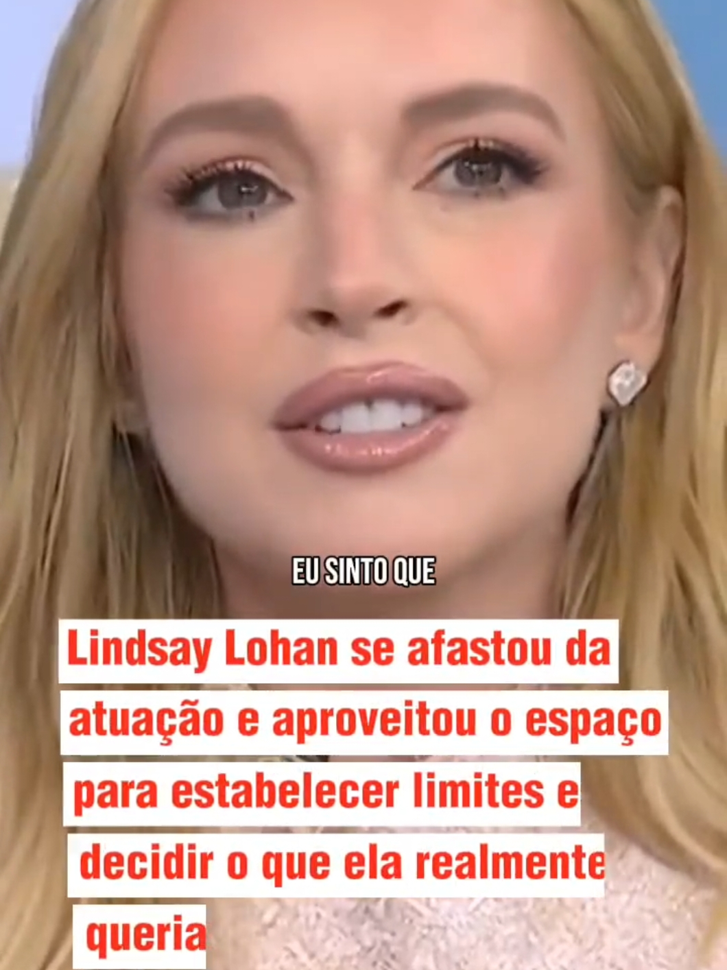 #HodaandJenna conversou com #LindsayLohan sobre seu novo filme de Natal e, na oportunidade, a atriz também se abriu sobre ter se afastado da atuação para estabelecer alguns limites e decidir o que ela realmente queria. 🎥 Reprodução/ Redes Sociais #LindsayLohan #CARASBrasil 